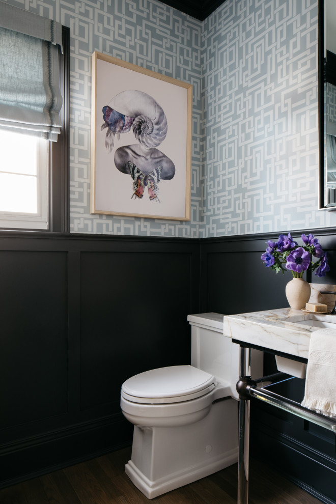 Inspiration för ett stort funkis flerfärgad flerfärgat toalett, med en toalettstol med hel cisternkåpa, flerfärgade väggar, mellanmörkt trägolv, ett konsol handfat, bänkskiva i kvartsit och brunt golv