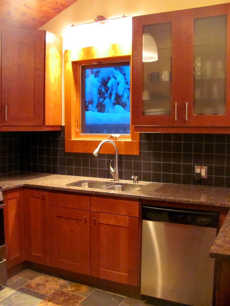 Inspiration for a mid-sized rustic u-shaped slate floor kitchen remodel with an undermount sink, shaker cabinets, medium tone wood cabinets, granite countertops, black backsplash, ceramic backsplash, stainless steel appliances and a peninsula