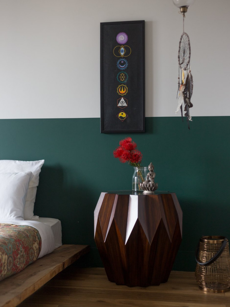 На фото: хозяйская спальня среднего размера в восточном стиле с зелеными стенами, паркетным полом среднего тона, бежевым полом, любым потолком и любой отделкой стен