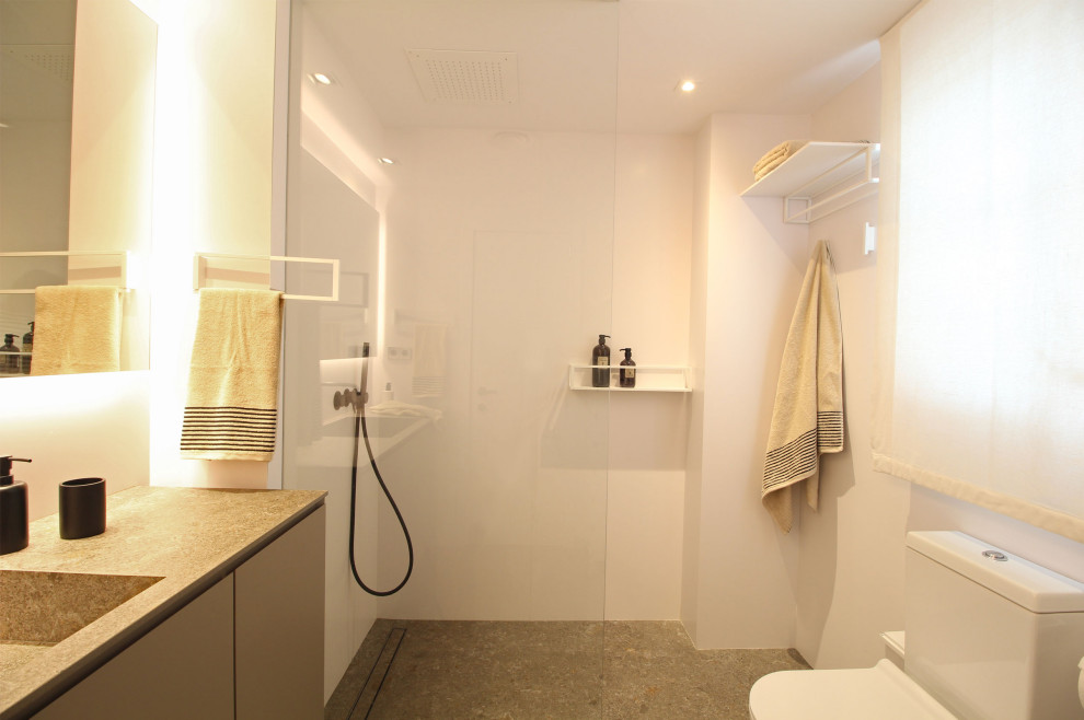 На фото: главная ванная комната среднего размера в современном стиле с фасадами островного типа, душем без бортиков, белой плиткой, белыми стенами, накладной раковиной, тумбой под одну раковину и встроенной тумбой с