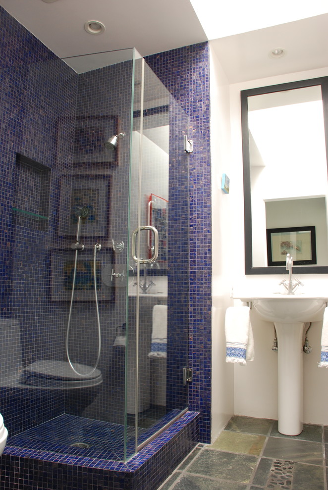 На фото: ванная комната среднего размера в стиле фьюжн с