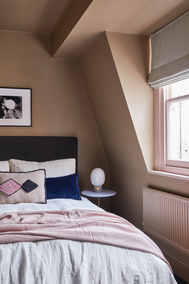 Стильный дизайн: хозяйская спальня среднего размера в стиле модернизм с коричневыми стенами, деревянным полом и белым полом - последний тренд