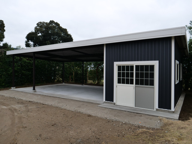 デザイン性と機能性が抜群な連結ガレージカーポート ホワイト ブラックで統一された色合いは360度どこからみてもカッコいい Moderno Garaje Otras Zonas De 株式会社ダイカワ Houzz