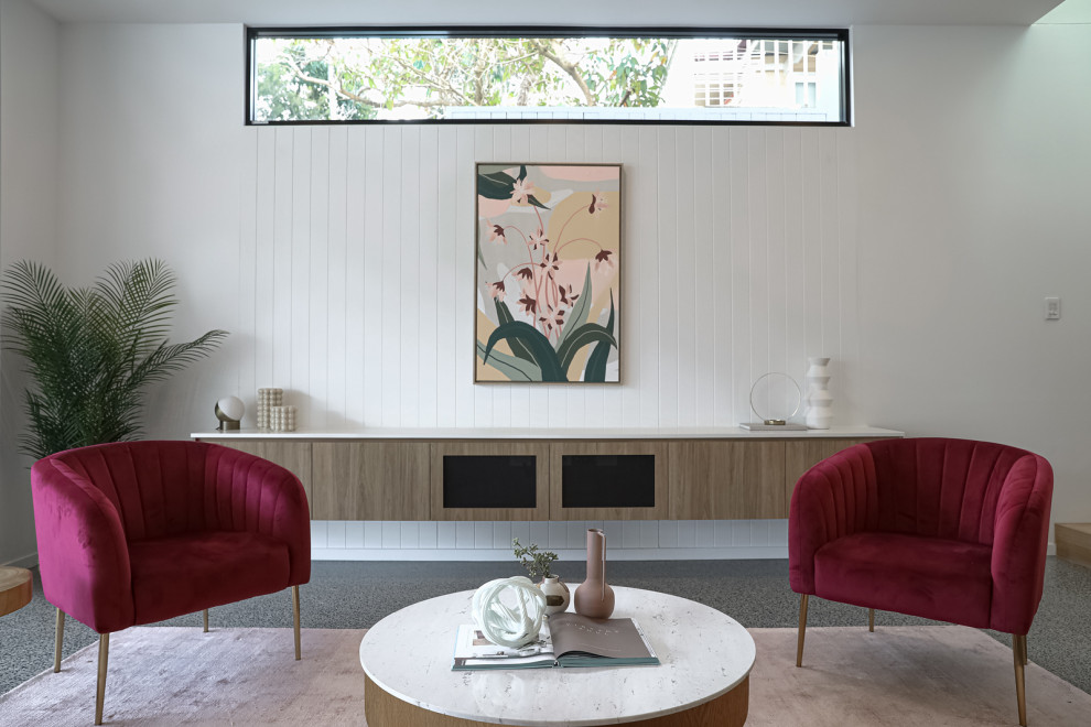 Großes, Offenes Modernes Wohnzimmer mit weißer Wandfarbe, Betonboden und grauem Boden in Brisbane
