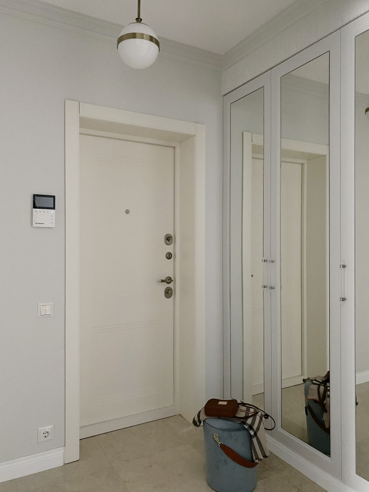 Свежая идея для дизайна: маленькая входная дверь: освещение в стиле неоклассика (современная классика) с серыми стенами, мраморным полом, одностворчатой входной дверью, белой входной дверью и бежевым полом для на участке и в саду - отличное фото интерьера