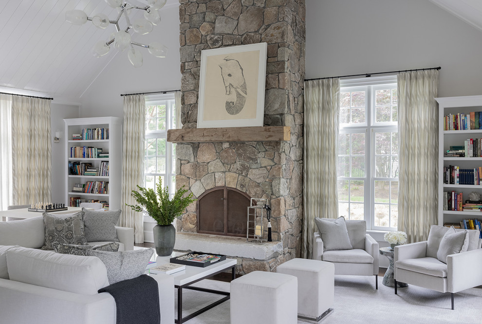 Источник вдохновения для домашнего уюта: гостиная комната в стиле неоклассика (современная классика) с серыми стенами, ковровым покрытием, стандартным камином, фасадом камина из камня и сводчатым потолком