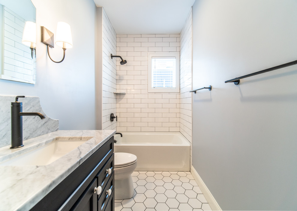 Exempel på ett mellanstort klassiskt grå grått badrum för barn, med skåp i shakerstil, svarta skåp, ett badkar i en alkov, en dusch i en alkov, vit kakel, keramikplattor, blå väggar, klinkergolv i keramik, ett undermonterad handfat, granitbänkskiva, vitt golv och dusch med duschdraperi