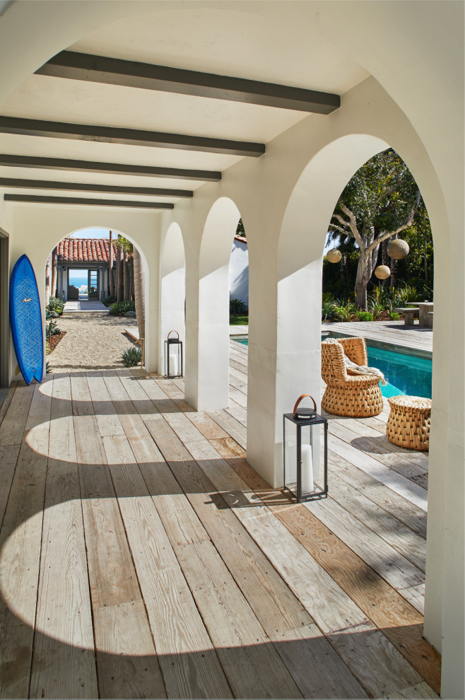 Modelo de casa de la piscina y piscina alargada mediterránea grande rectangular en patio lateral con entablado