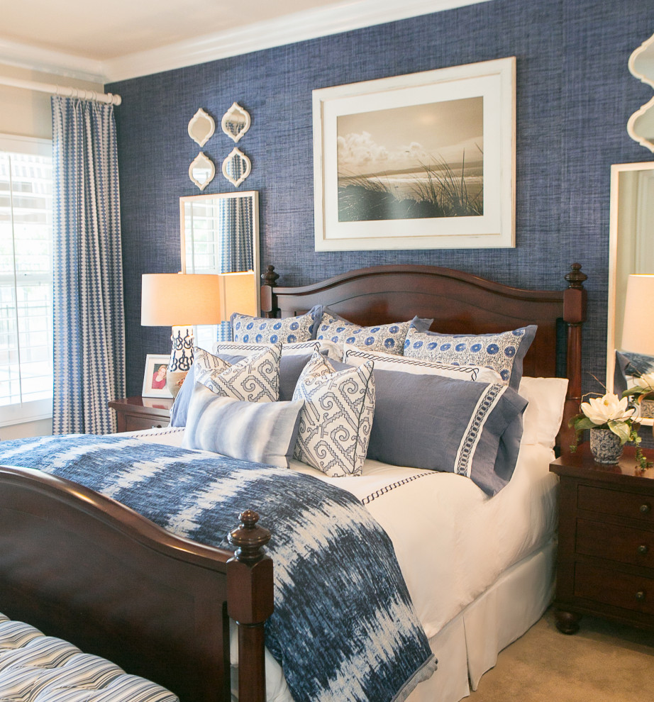 Immagine di una camera matrimoniale costiera di medie dimensioni con pareti blu, moquette, camino lineare Ribbon, pavimento beige e carta da parati