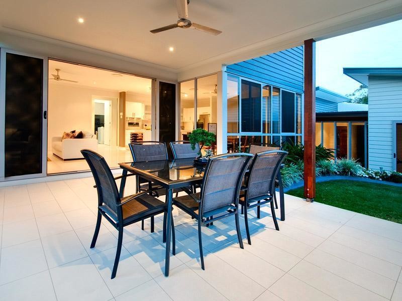 Design ideas for a modern patio in Brisbane.