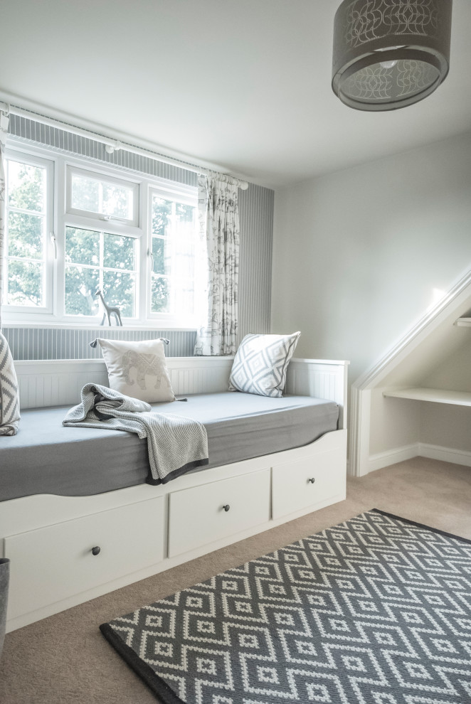 ハートフォードシャーにある中くらいなカントリー風のおしゃれな寝室 (青い壁、カーペット敷き、ベージュの床、塗装板張りの天井、壁紙、アクセントウォール)