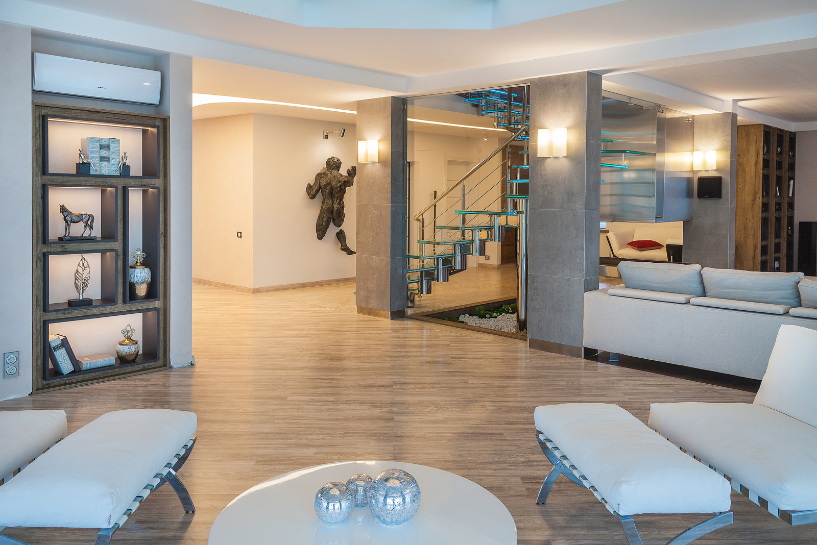 Двухэтажные апартаменты в современной стилистике