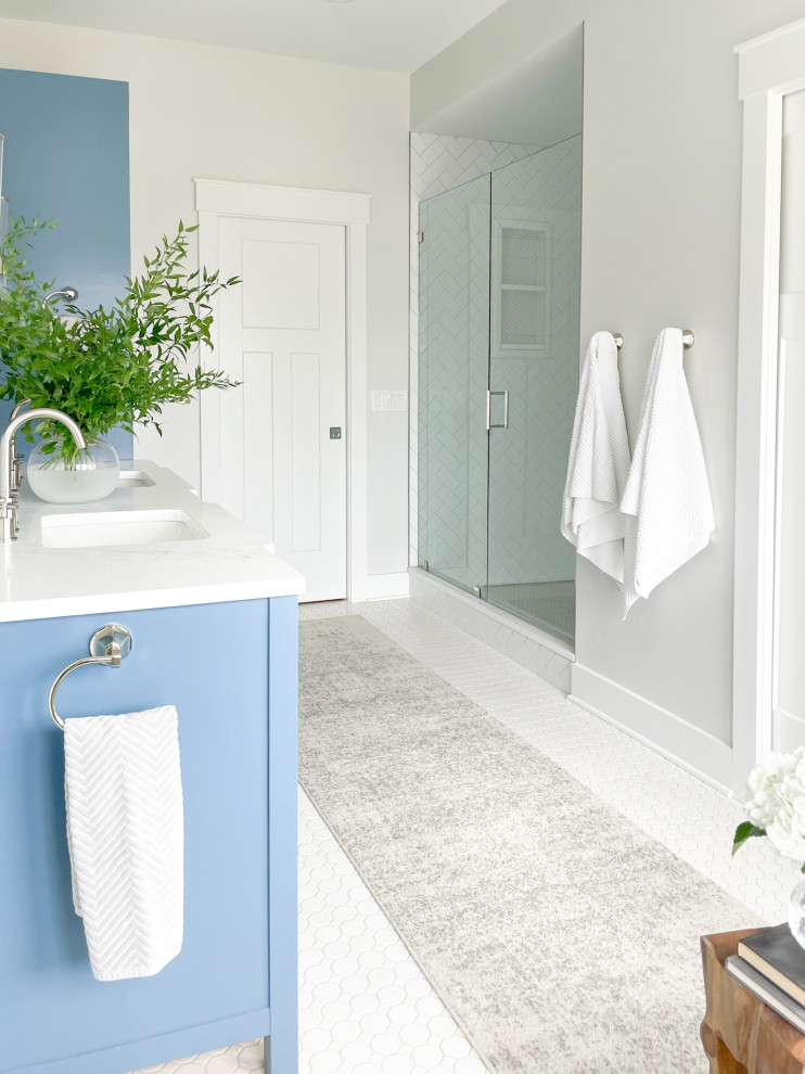 Idéer för ett stort klassiskt vit en-suite badrum, med skåp i shakerstil, blå skåp, ett badkar med tassar, en dusch i en alkov, vit kakel, keramikplattor, grå väggar, klinkergolv i keramik, ett undermonterad handfat, bänkskiva i kvarts, vitt golv och dusch med gångjärnsdörr