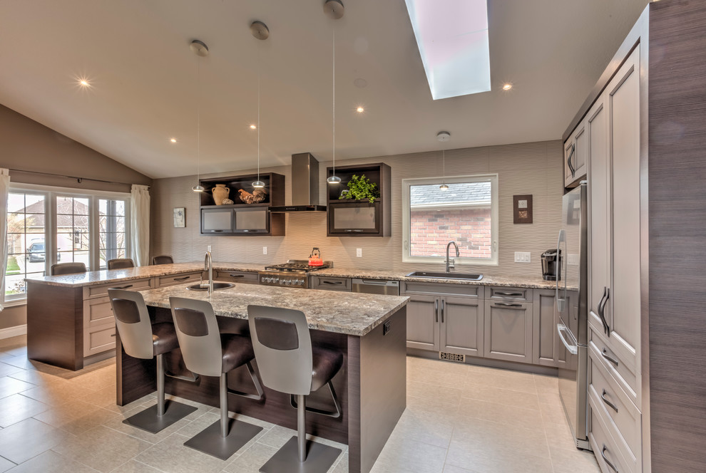 Kitchen - transitional kitchen idea in Toronto