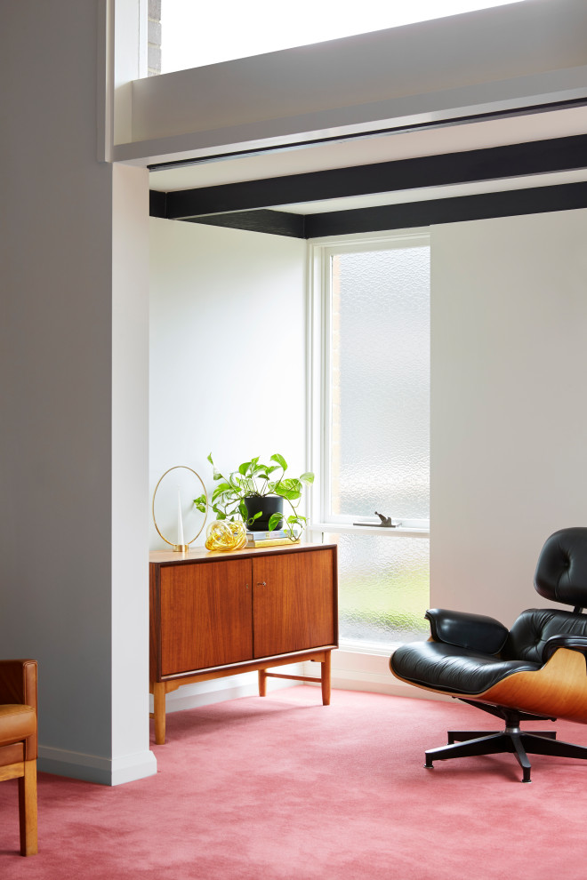 Ispirazione per un piccolo soggiorno moderno chiuso con pareti bianche, moquette e pavimento rosa