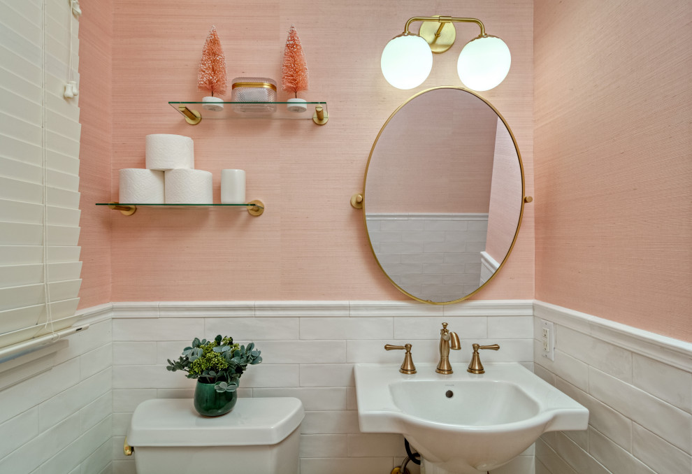 Свежая идея для дизайна: маленький туалет в классическом стиле с белыми фасадами, раздельным унитазом, белой плиткой, керамической плиткой, розовыми стенами, светлым паркетным полом, раковиной с пьедесталом, коричневым полом, белой столешницей, напольной тумбой и обоями на стенах для на участке и в саду - отличное фото интерьера