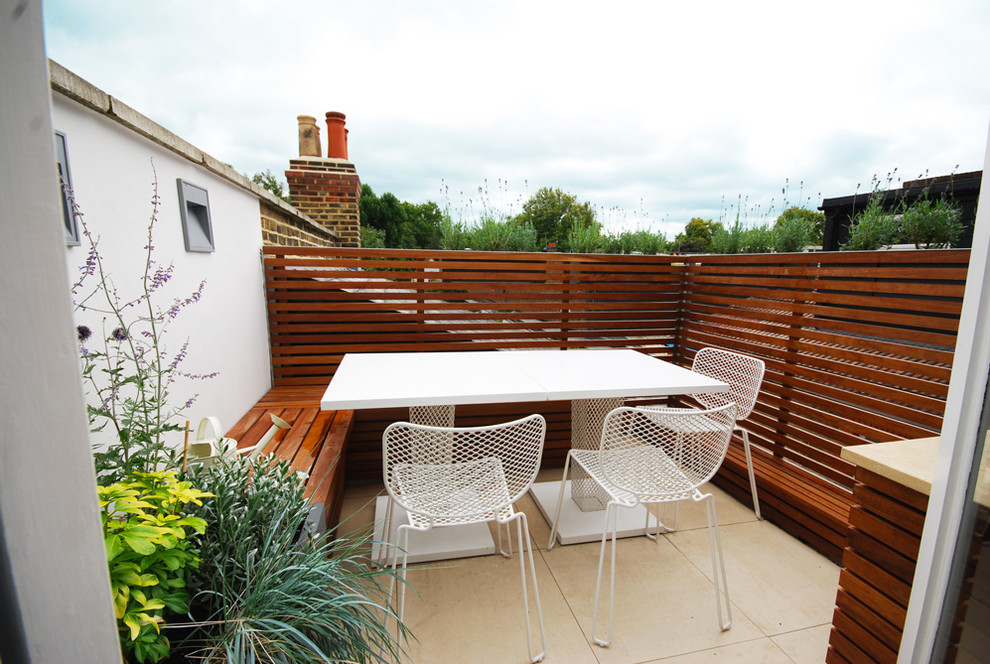 Photo of a contemporary deck in London with no cover.