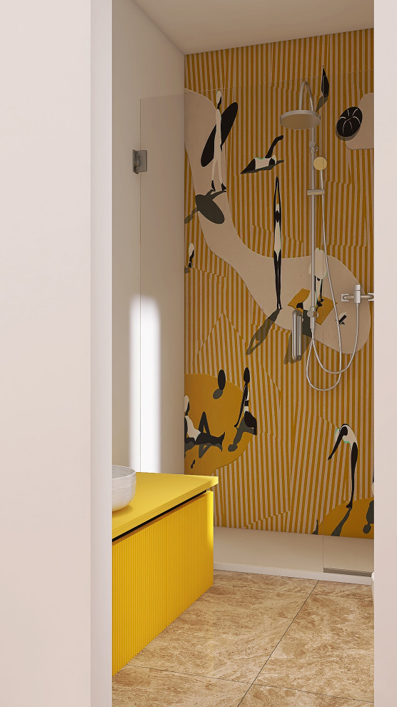 Стильный дизайн: туалет в стиле фьюжн с фасадами с декоративным кантом, желтыми фасадами, инсталляцией, желтыми стенами, полом из травертина, настольной раковиной, столешницей из искусственного камня, бежевым полом, желтой столешницей, подвесной тумбой и обоями на стенах - последний тренд