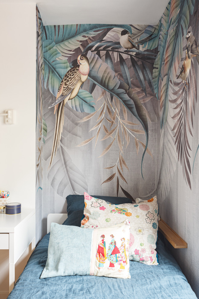 This is an example of a mid-sized contemporary kids' bedroom for kids 4-10 years old and girls in Paris with wallpaper.