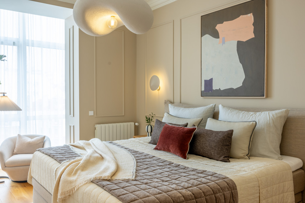 他の地域にある北欧スタイルのおしゃれな寝室 (ベージュの壁、無垢フローリング、茶色い床、パネル壁) のインテリア