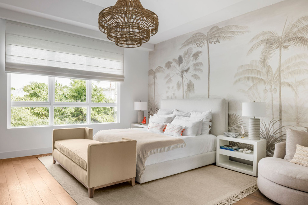 マイアミにある中くらいなビーチスタイルのおしゃれな主寝室 (白い壁、壁紙、無垢フローリング、茶色い床、白い天井) のレイアウト