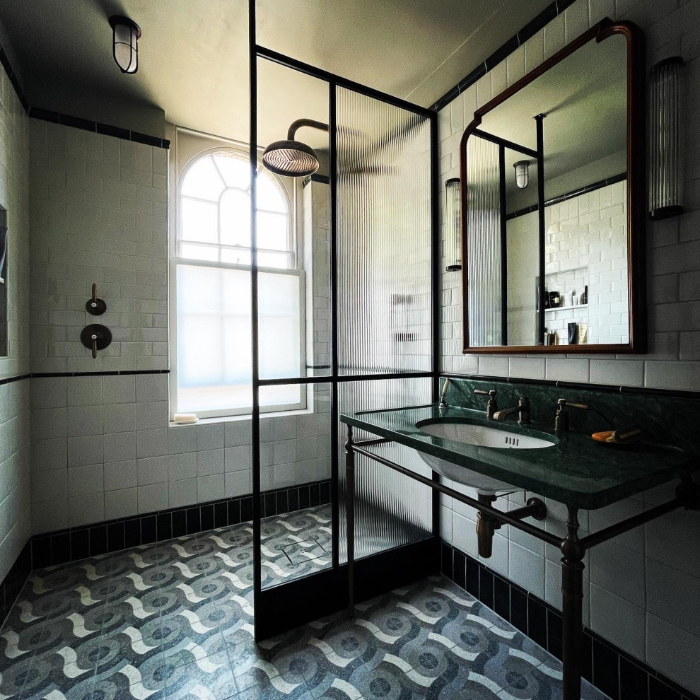 Свежая идея для дизайна: ванная комната среднего размера в викторианском стиле с открытым душем, инсталляцией, зеленой плиткой, керамической плиткой, белыми стенами, полом из цементной плитки, душевой кабиной, накладной раковиной, мраморной столешницей, разноцветным полом, открытым душем, зеленой столешницей, тумбой под одну раковину, напольной тумбой и многоуровневым потолком - отличное фото интерьера