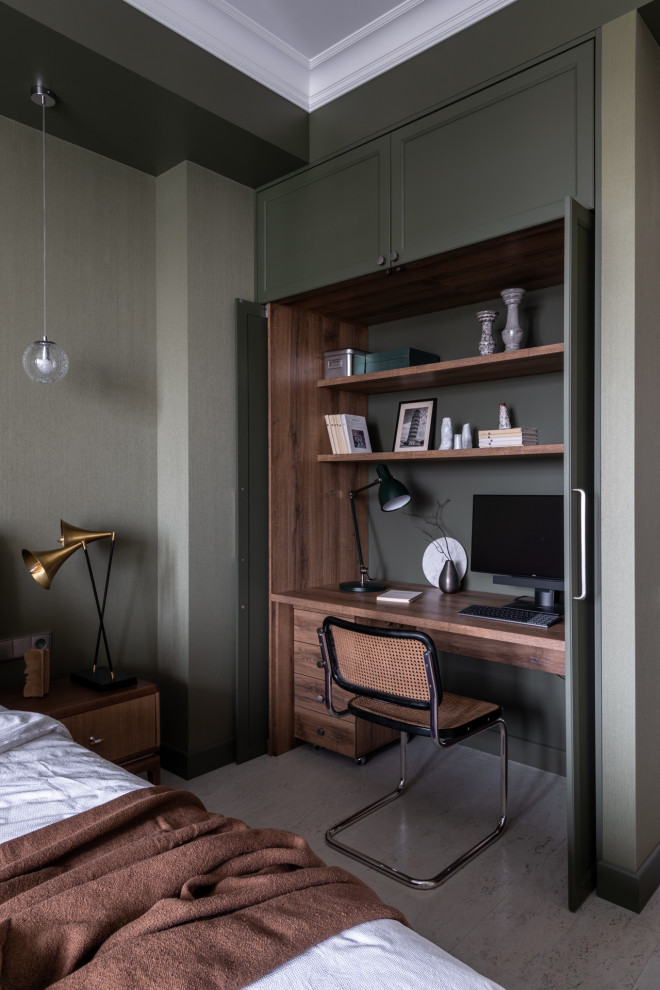 На фото: хозяйская спальня среднего размера, в белых тонах с отделкой деревом в современном стиле с зелеными стенами, пробковым полом, бежевым полом и рабочим местом с
