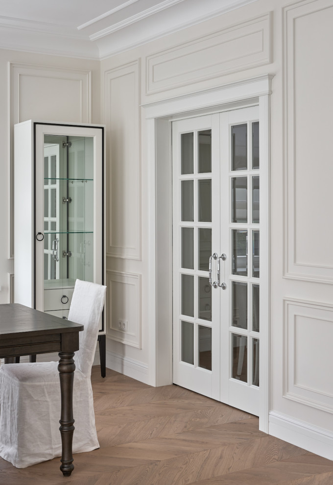 Белый Леон в светлом интерьере