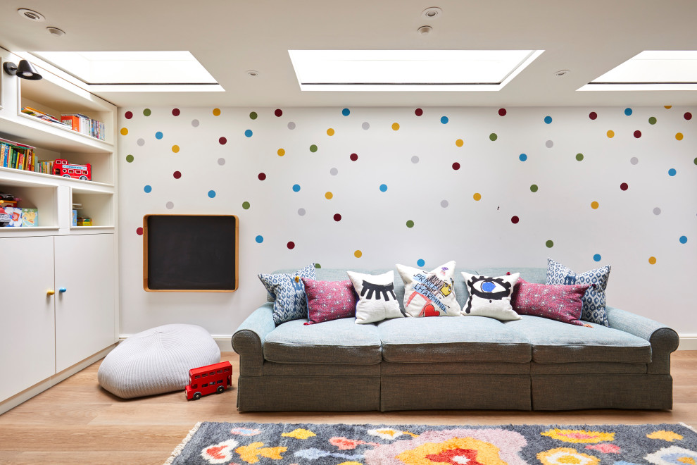 Inspiration for a traditional kids' bedroom in London.