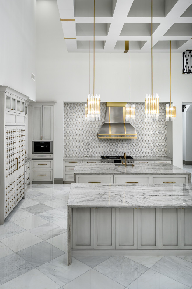 Inredning av ett modernt mycket stort grå grått u-kök, med en nedsänkt diskho, grå skåp, marmorbänkskiva, grått stänkskydd, stänkskydd i stenkakel, färgglada vitvaror, marmorgolv, flera köksöar och grått golv
