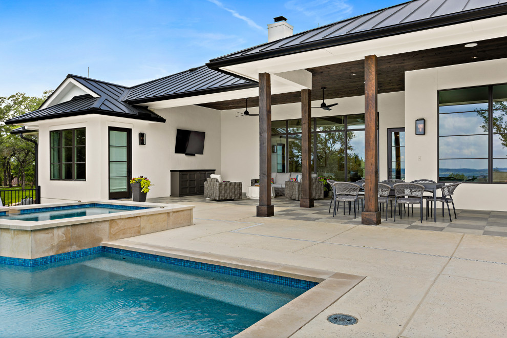 Example of a transitional patio design in Austin