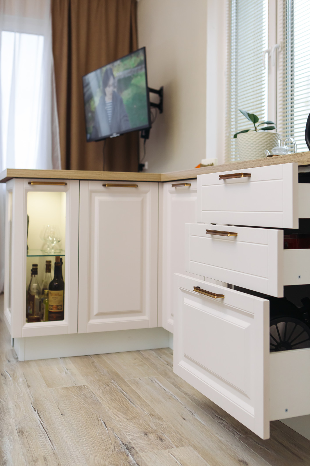 Светлая кухня-гостиная в ЖК Цивилизация