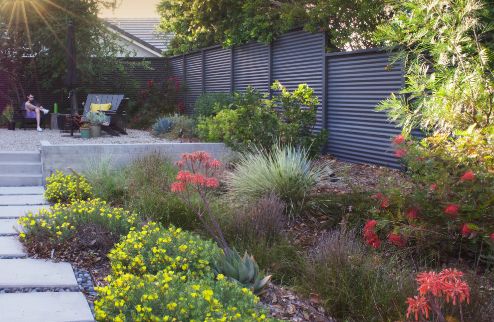 Cette photo montre un jardin avant rétro de taille moyenne et l'hiver avec une exposition partiellement ombragée, des pavés en béton et une clôture en métal.