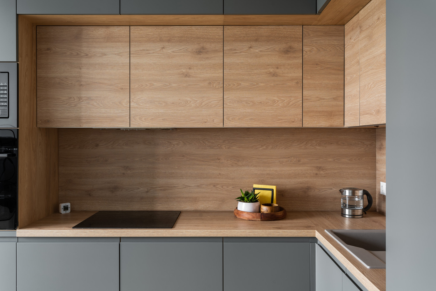 Серый и дерево под цвет пола