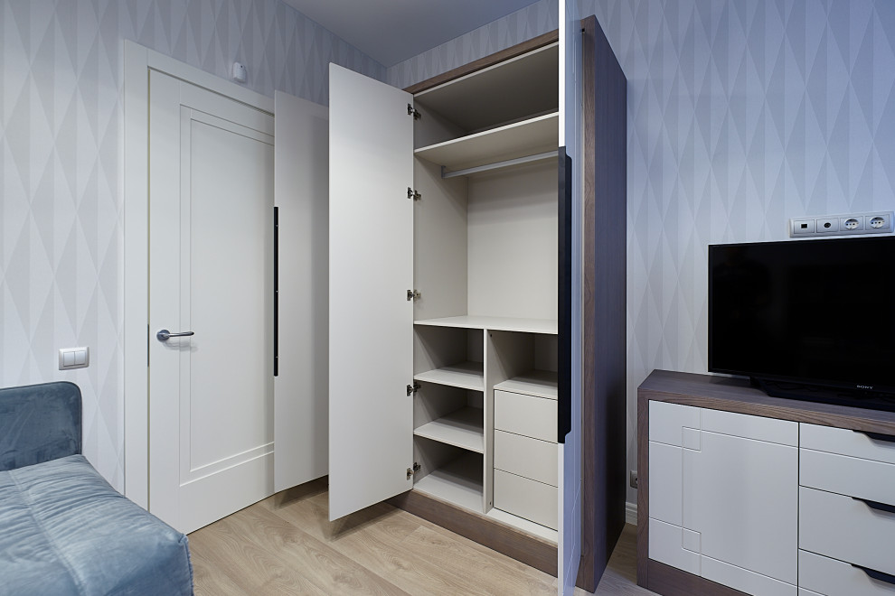 Diseño de dormitorio principal clásico renovado de tamaño medio con paredes grises y suelo beige