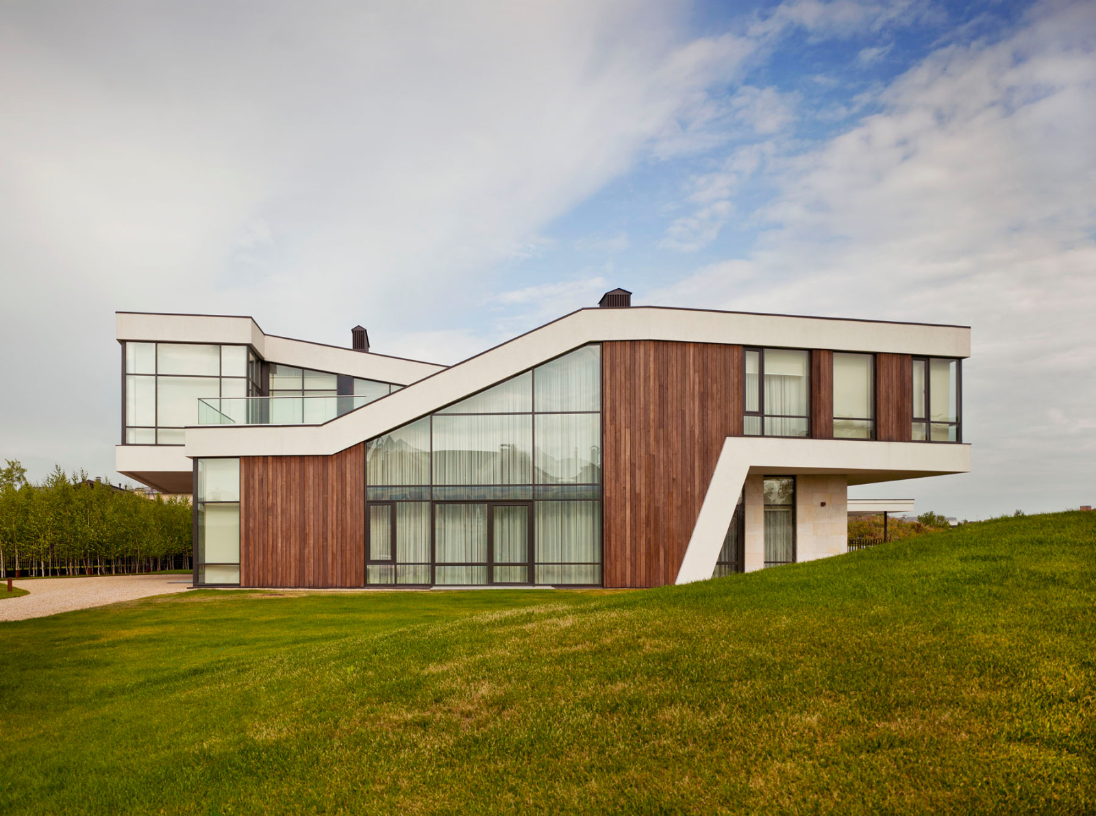 Дом-Питон в в коттеджном поселке «Никольская Слобода» по Новорижскому шоссе.