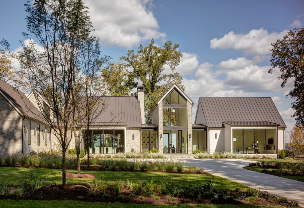 Imagen de fachada de casa gris y marrón moderna extra grande de dos plantas con revestimiento de piedra y tejado de metal