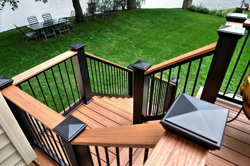 Example of a transitional deck design in New York