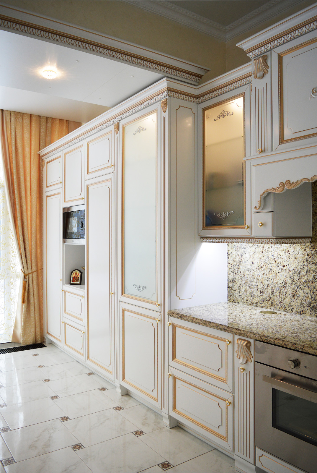 Роскошная классика. Большая кухня с функциональной рабочей зоной в центре.