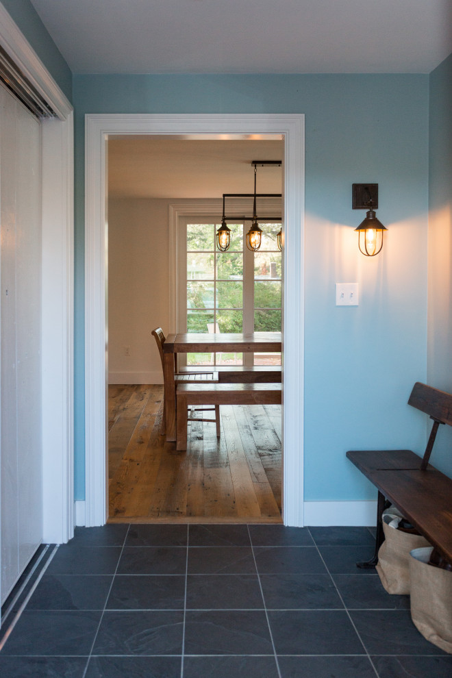 Kleiner Landhausstil Eingang mit Stauraum, blauer Wandfarbe, Schieferboden und schwarzem Boden in Boston