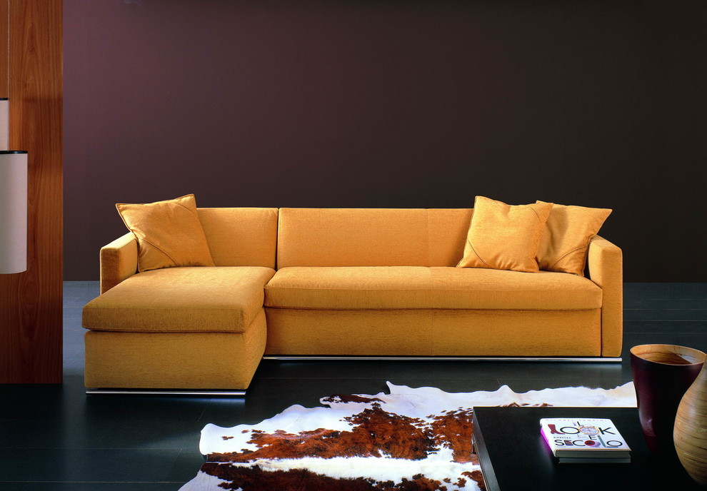 Wohnzimmer With beiger Wandfarbe, Schieferboden, Kaminofen, gefliester Kaminumrandung, verstecktem TV and grauem Boden in Munich