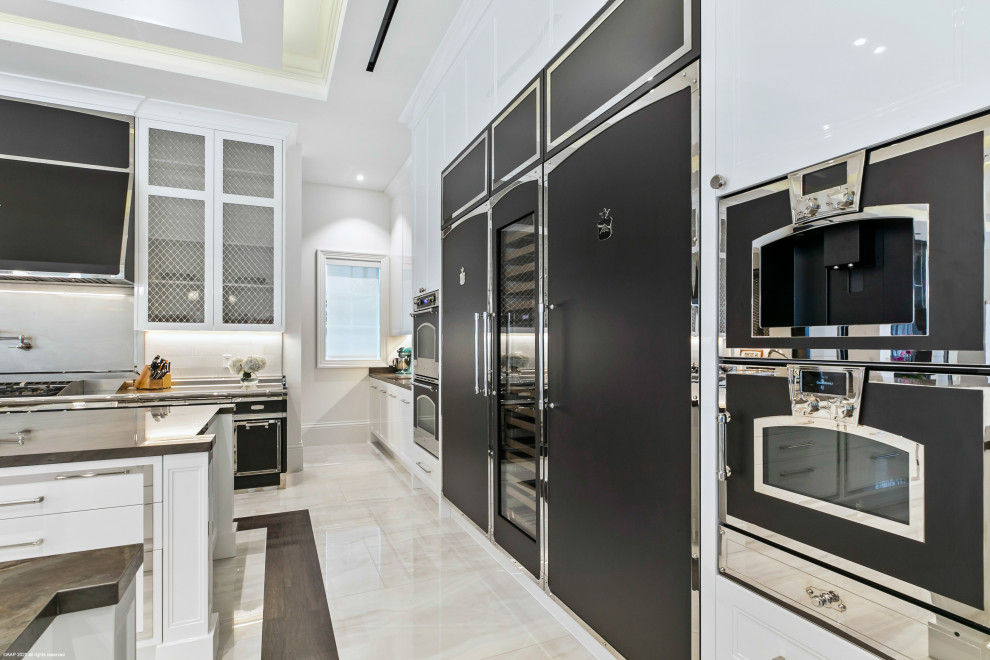 Kitchen - transitional kitchen idea in Miami