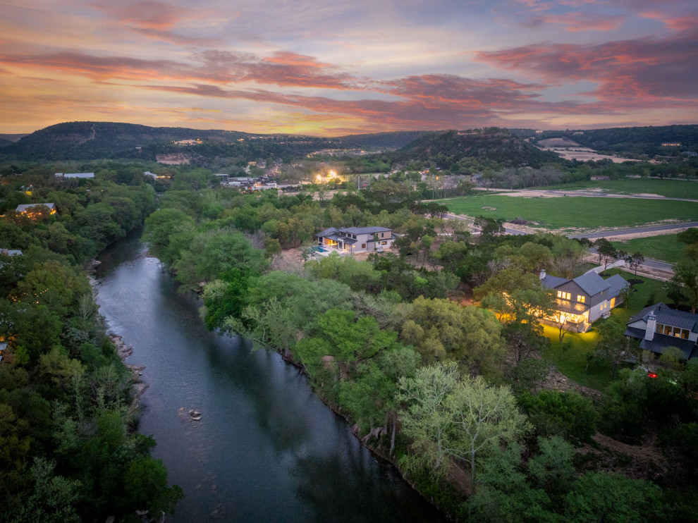 Example of a transitional home design design in Austin
