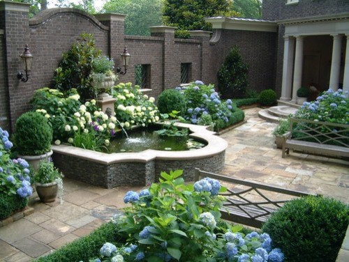 Design ideas for a traditional garden in Atlanta.