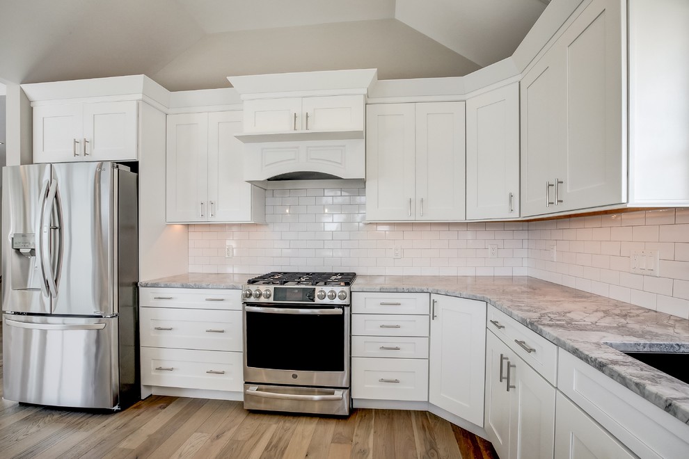 Kitchen - transitional kitchen idea in New York