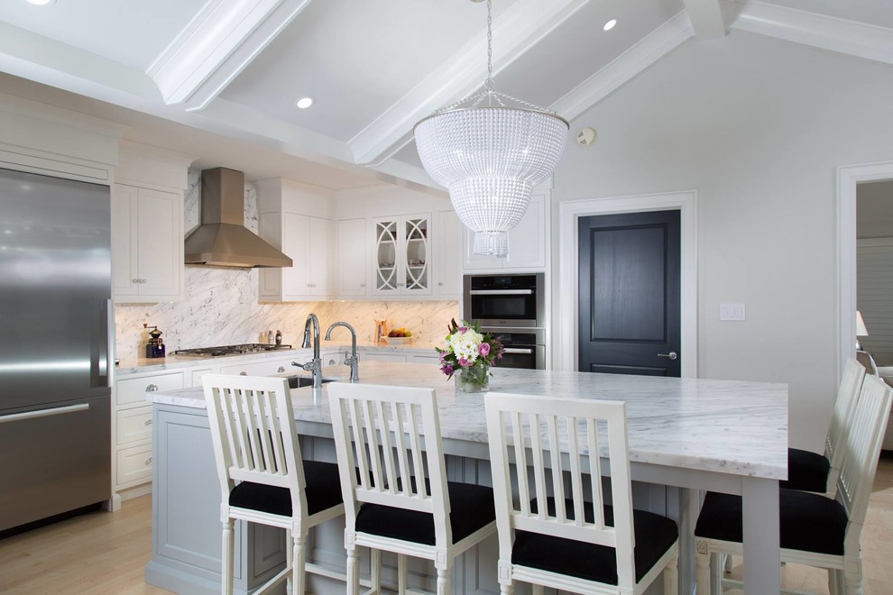 Kitchen - transitional kitchen idea in Toronto