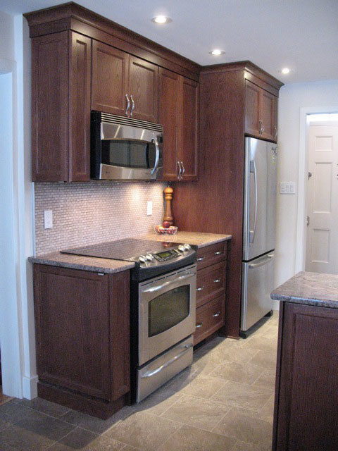 Kitchen - transitional kitchen idea in Ottawa