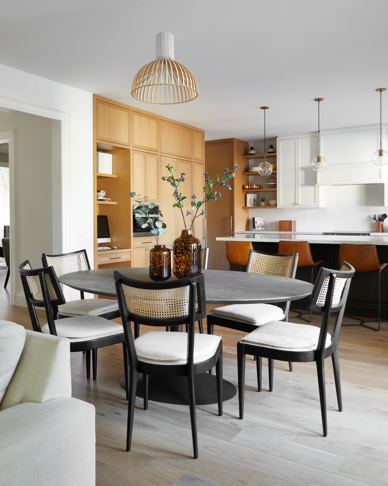Mittelgroße Moderne Wohnküche mit weißer Wandfarbe, hellem Holzboden und beigem Boden in Toronto