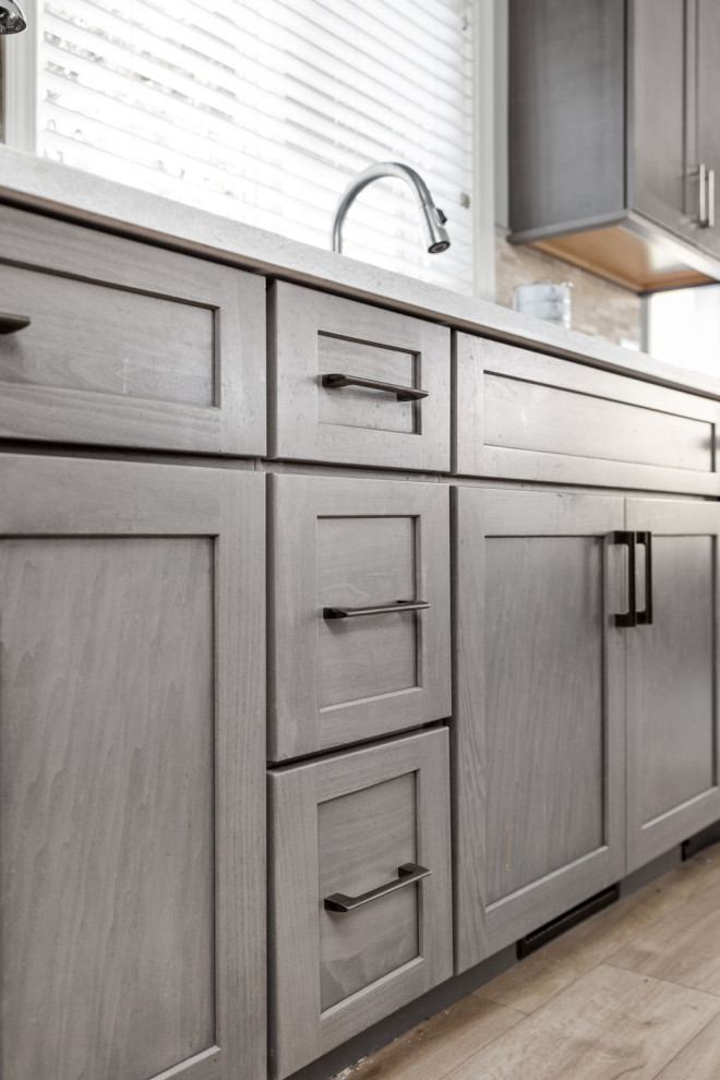 Kitchen - transitional kitchen idea in Indianapolis