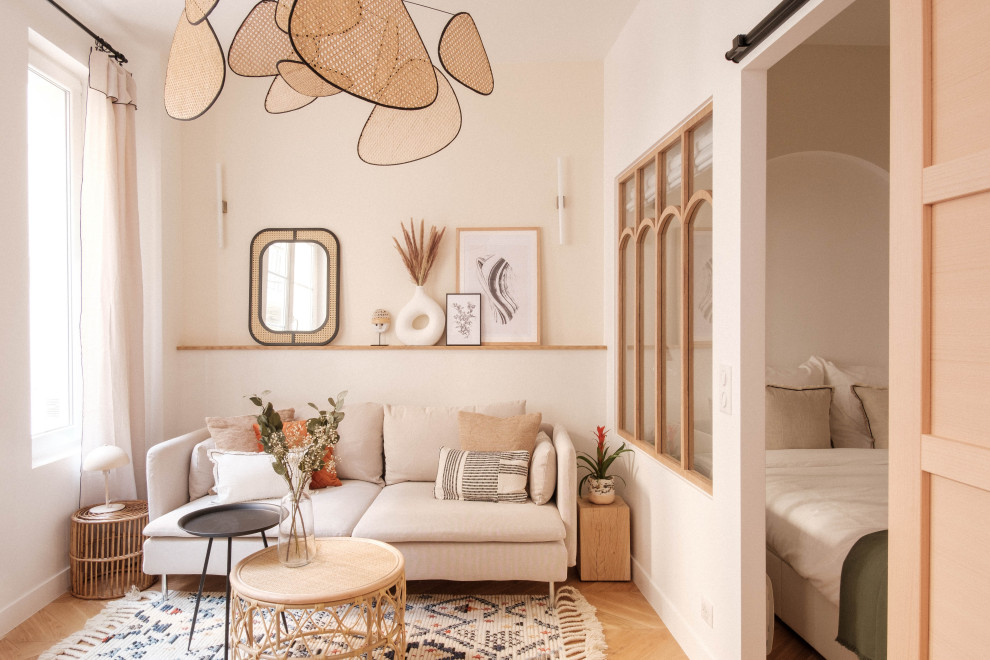 Ispirazione per un piccolo soggiorno aperto con pareti bianche, nessun camino, TV autoportante e pavimento marrone